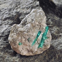 Κρύσταλλος σμαράγδι στο φυσικό του πέτρωμα ΑΑΑ